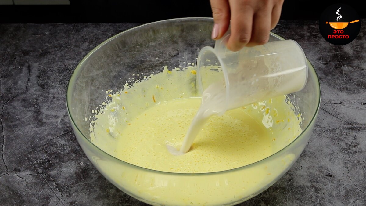 Фото можно листать влево