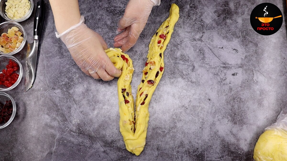 Фото можно листать влево