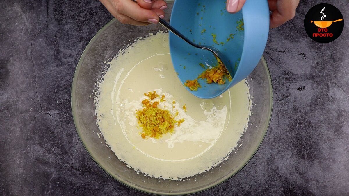 Фото можно листать влево