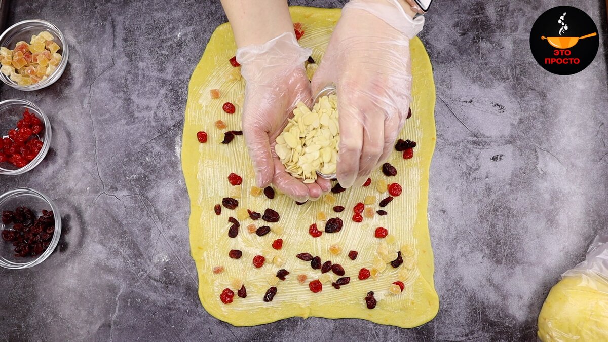 Фото можно листать влево