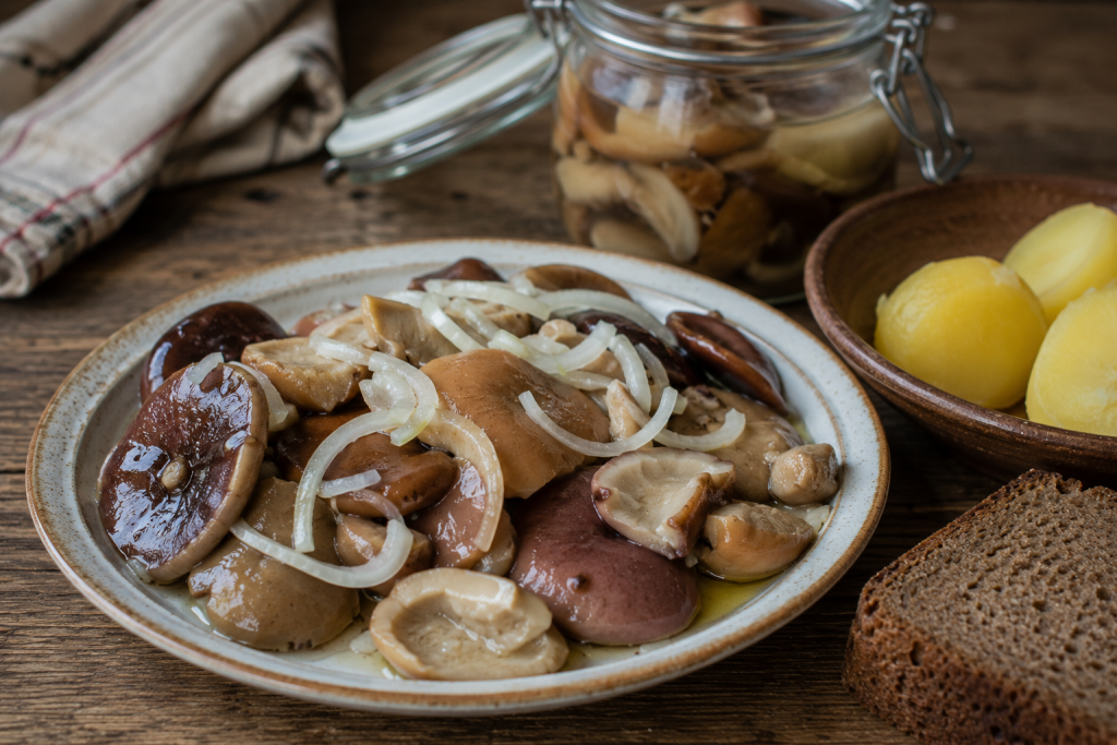 солёные сыроежки с луком и картофелем